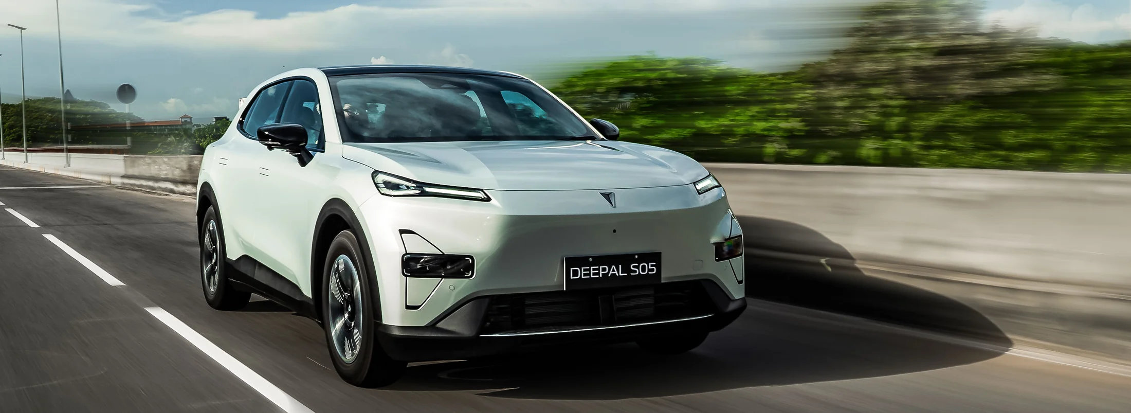 White Deepal S05 driving on an open road